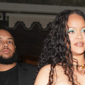 Rihanna também escondia a barriga com bolsas quando era flagrada por paparazzi