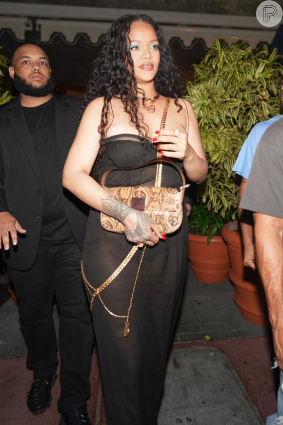 Rihanna também escondia a barriga com bolsas quando era flagrada por paparazzi