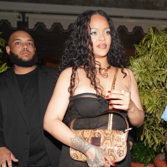 Rihanna também escondia a barriga com bolsas quando era flagrada por paparazzi