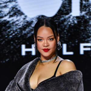 Durante a coletiva para o Super Bowl LVII, Rihanna usou um casaco largo para esconder a gravidez