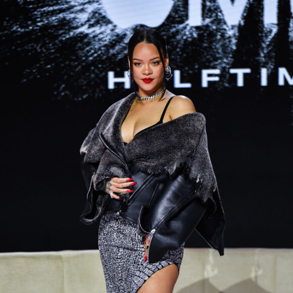 Durante a coletiva para o Super Bowl LVII, Rihanna usou um casaco largo para esconder a gravidez