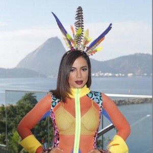 Anitta surgiu com cocar indígena no passado e foi criticada por apropriação cultural