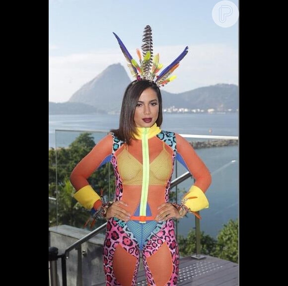Anitta surgiu com cocar indígena no passado e foi criticada por apropriação cultural