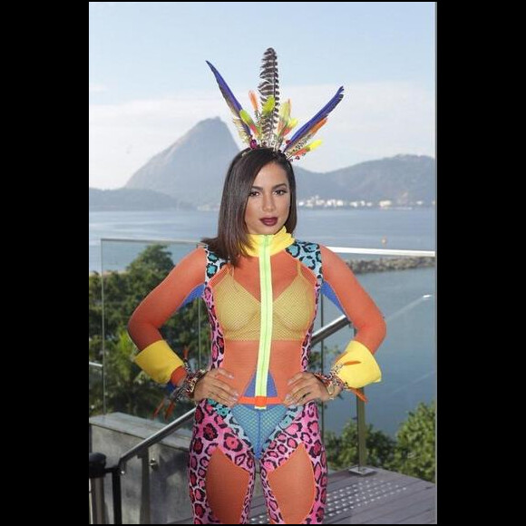 Anitta surgiu com cocar indígena no passado e foi criticada por apropriação cultural