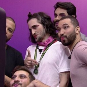 No BBB20, um dos primeiros debates sobre gênero surgiu após participantes homens usarem roupas femininas e maquiagem