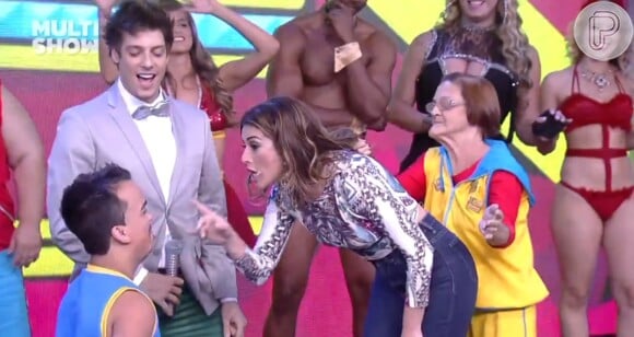 Fernanda Paes Leme beija anão no 'Tudo pela Audiência' e brinca: 'Não me olha, senão eu me apaixono'