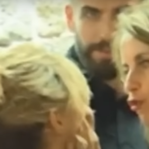 Mãe de Gerard Piqué aperta o rosto de Shakira em vídeo gravado em 2016