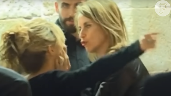 Mãe de Gerard Piqué aperta o rosto de Shakira em vídeo gravado em 2016