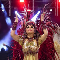 Rainha de bateria, Mileide Mihaile usa fantasia ultracavada e aplique de 2m no cabelo no carnaval 2023