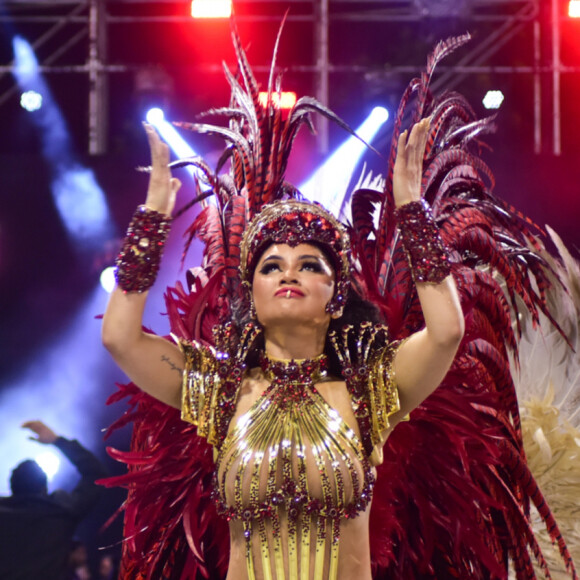 Mileide Mihaile arrasou com aplique de 2m e fantasia ultracavada ao estrear como rainha de bateria da Independente Tricolor no carnaval 2023 em 17 de fevereiro de 2023