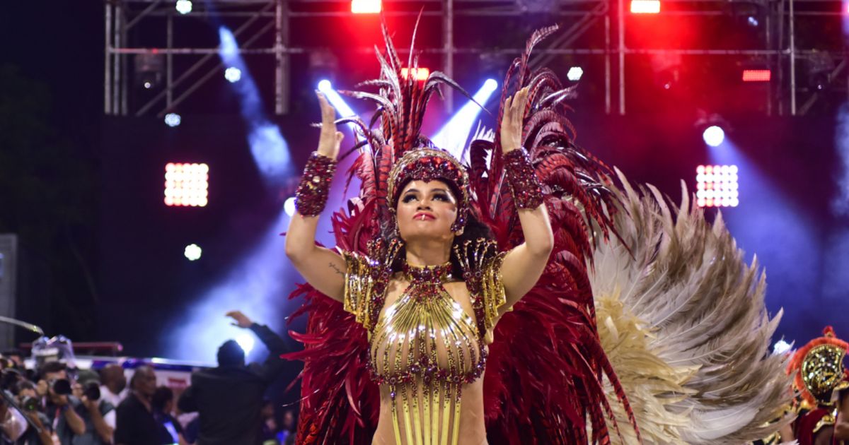 Mileide Mihaile destaca novo corpo com fantasia no desfile do carnaval