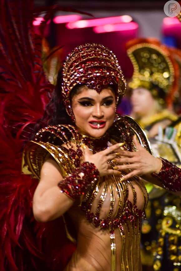 Mileide Mihaile representou uma guerreira ao assumir posto de rainha de bateria da Independente Tricolor no carnaval 2023