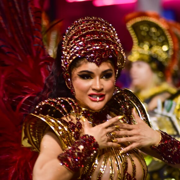 Mileide Mihaile representou uma guerreira ao assumir posto de rainha de bateria da Independente Tricolor no carnaval 2023