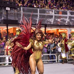 Mileide Mihaile exibiu o novo corpo, modelado com cirurgia lipo LAD ao estrear como rainha de bateria da Independente Tricolor no carnaval 2023