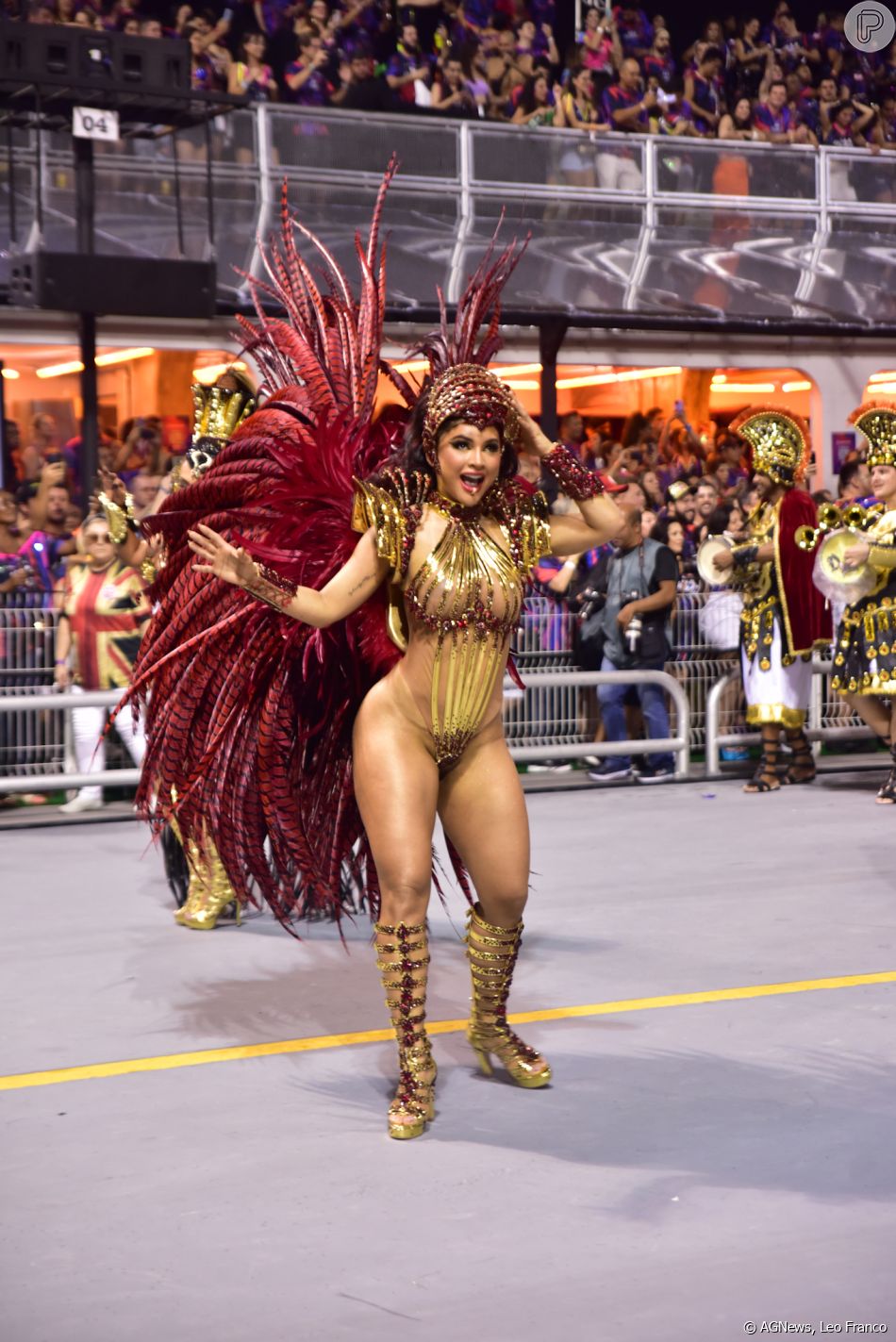Mileide Mihaile destaca novo corpo com fantasia no desfile do carnaval