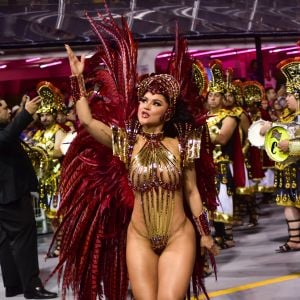 Mileide Mihaile usou fantasia em tons de vermelho e dourado como rainha de bateria da Independente Tricolor no carnaval 2023, no Grupo Especial de SP