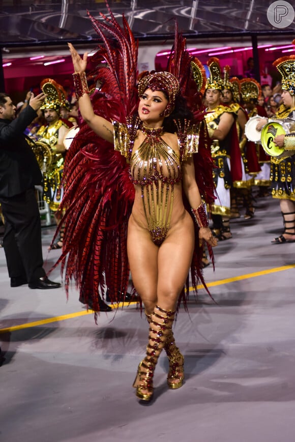 Mileide Mihaile usou fantasia em tons de vermelho e dourado como rainha de bateria da Independente Tricolor no carnaval 2023, no Grupo Especial de SP