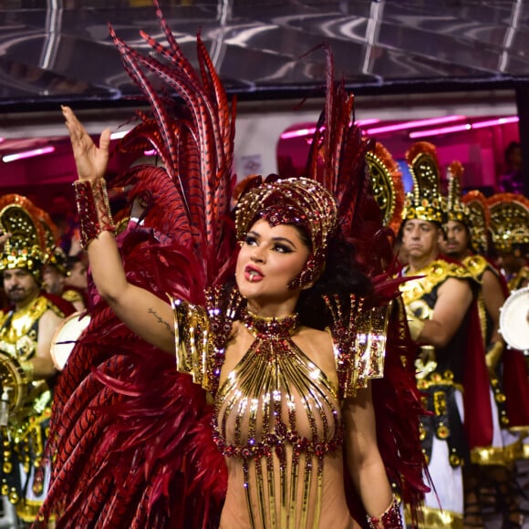 Mileide Mihaile usou fantasia em tons de vermelho e dourado como rainha de bateria da Independente Tricolor no carnaval 2023, no Grupo Especial de SP
