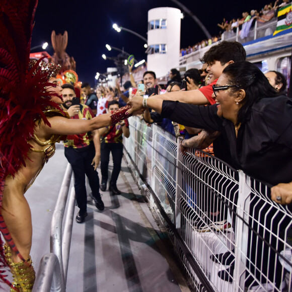 Mileide Mihaile cumprimentou a mãe, o filho e o namorado durante desfile de carnaval