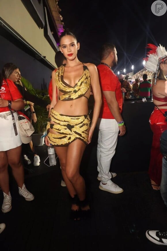 Bruna Marquezine surgiu com conjuntinho de bananas para curtir a noite na Sapucaí, no Rio de Janeiro