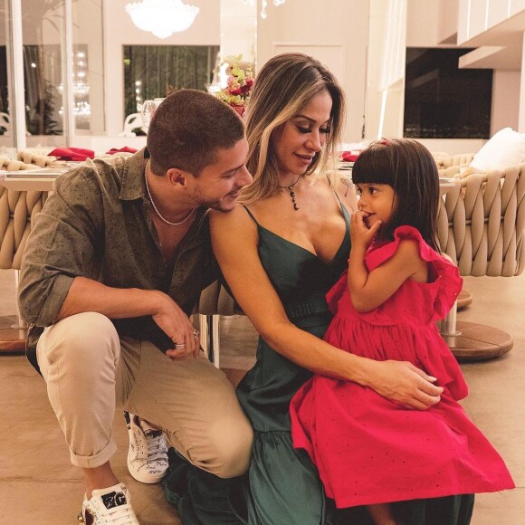 Arthur Aguiar tem uma filha com a influenciadora Maíra Cardi