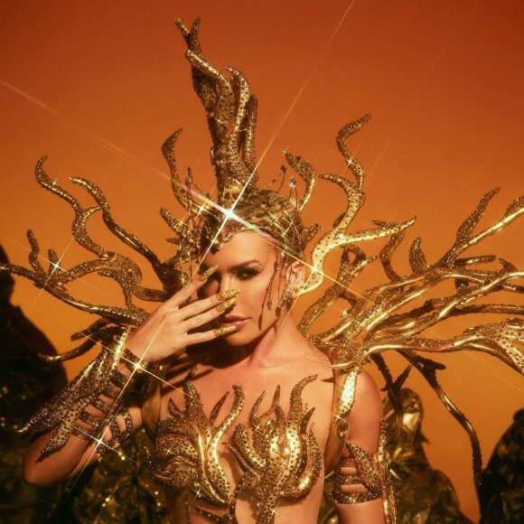 Lore Improta desfila toda de dourado este ano