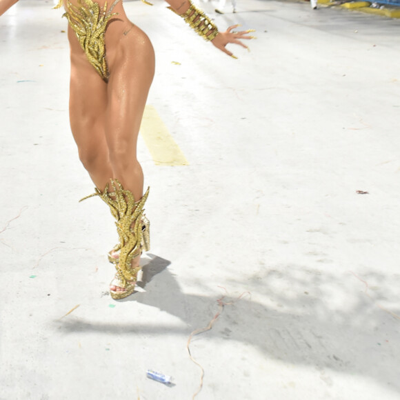 A dançarina Lorena Improta deu um show como musa da Viradouro