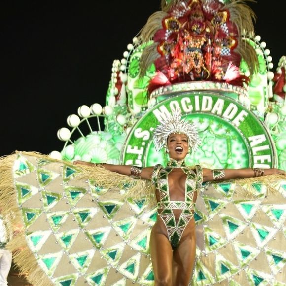 Thelma Assis carregou o brasão da Mocidade Alegre no desfile