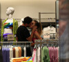 Rafael Cardoso e Vivian Linhares foram flagrados aos beijos em um shopping no Rio de Janeiro