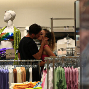 Rafael Cardoso e Vivian Linhares foram flagrados aos beijos em um shopping no Rio de Janeiro