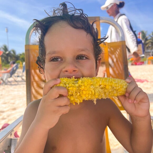 O filho Valentim também apareceu nos registros comendo milho