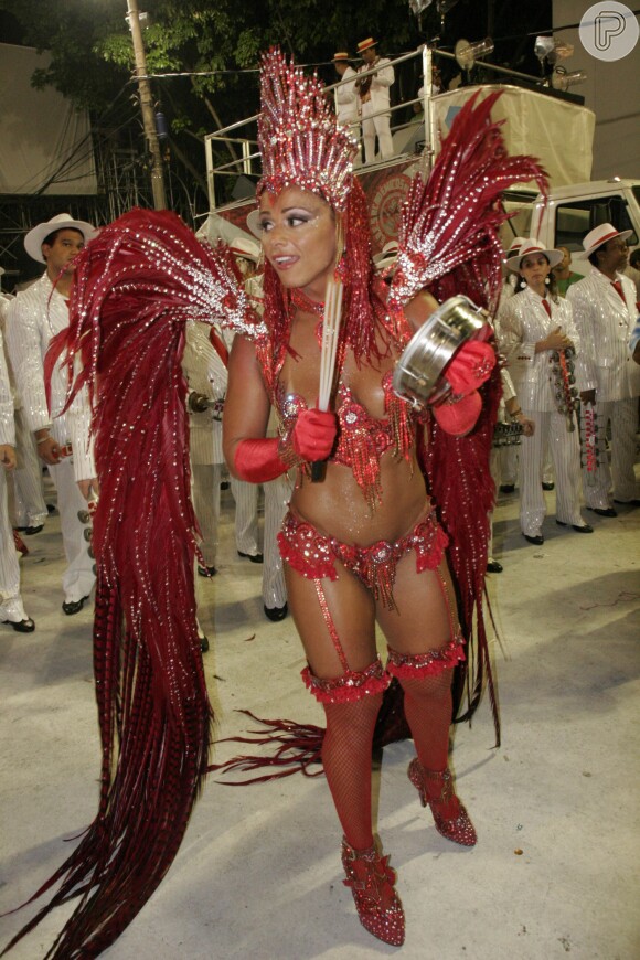 Para a sua estreia no Carnaval do Salgueiro, como rainha de bateria em 2008, Viviane Araújo vestiu uma fantasia toda vermelho para reinar com o samba 'O Rio de Janeiro Continua Sendo'