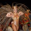 Esbanjando boa forma em um maiô cavado que tinha nuances de banco, dourado e vermelho, Viviane Araújo colocou para quebrar no Carnaval do Salgueiro, em 2010