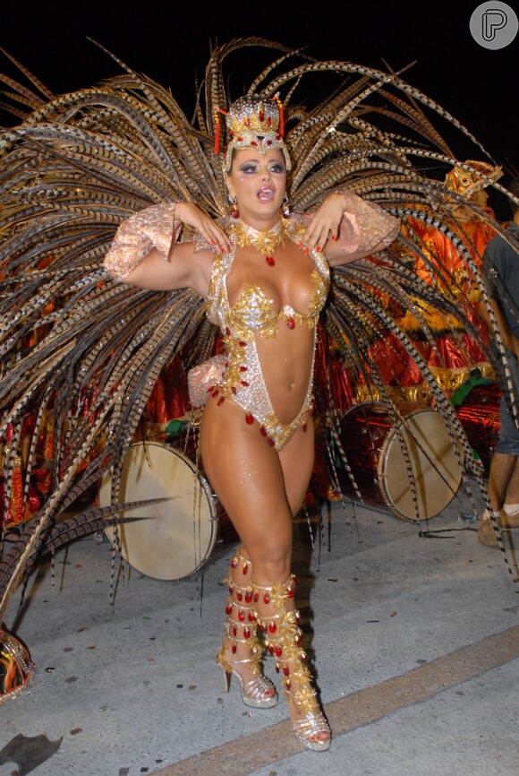 Esbanjando boa forma em um maiô cavado que tinha nuances de banco, dourado e vermelho, Viviane Araújo colocou para quebrar no Carnaval do Salgueiro, em 2010