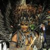 Com uma fantasia toda preta, Viviane Araújo roubou a cena no Carnaval do Salgueiro em 2011