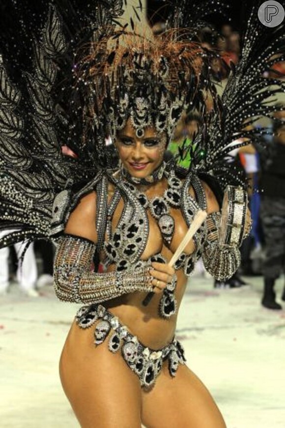 Com uma fantasia toda preta, Viviane Araújo roubou a cena no Carnaval do Salgueiro em 2011