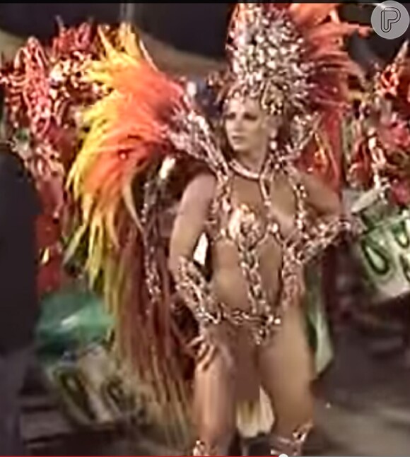 Mas ela também desfila pela escola de samba paulista Mancha Verde. Olha ela lá, com uma fantasia degradê em vermelho, laranja e amarelo em 2007