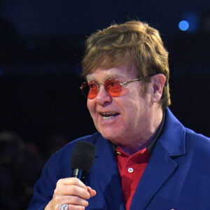 Elton John estará em turnê para na data da coroação