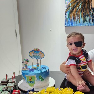 Joaquim, filho de Viviane Araujo e Guilherme Militão, completa 6 meses de vida no próximo dia 6