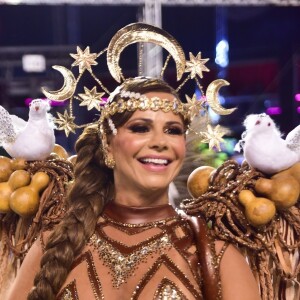 Uma verdadeira maratona: Viviane Araujo também é Rainha de Bateria da Mancha Verde, em São Paulo