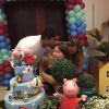 Leo Chaves e a mulher na festa de quatro anos de Antônio