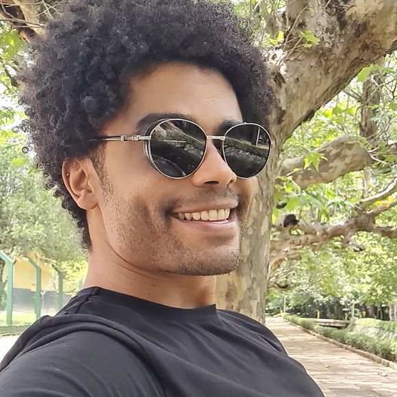 Diogo Almeida se formou na Casa de Artes das Laranjeiras e é ainda Psicólogo