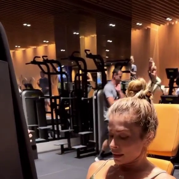 Grazi Massafera fez uma série de exercícios em aparelhos e trabalhou diferentes regiões do corpo