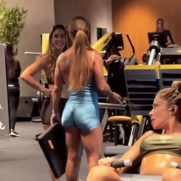 Grazi Massafera fez exercícios para glúteos, costas e abdômen