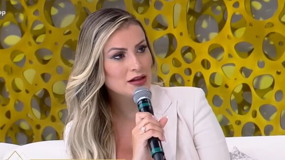 Andressa Urach chora ao falar sobre perda da guarda do filho e ex-marido detona: 'P*ta mentirosa'