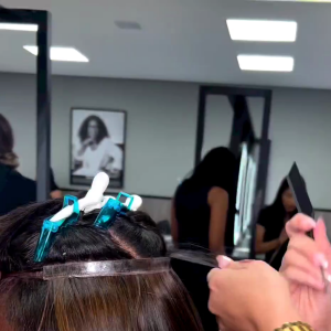Jojo Todynho: o mega hair invisivel consiste em adicionar a extensão ao couro cabeludo com uma fita transparente
 