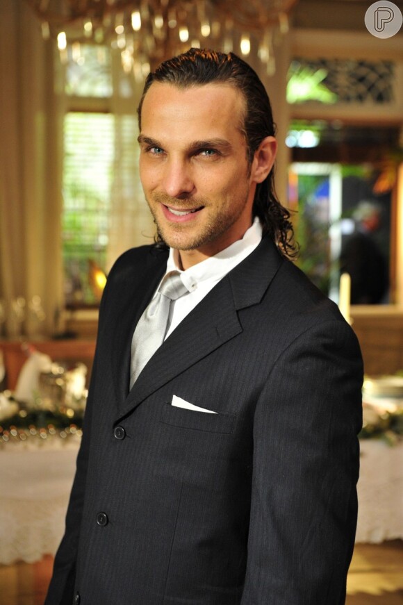 Alberto (Igor Rickli) assumiu o papel de pai do filho de Ester (Grazi Massafera), depois da suposta morte de Cassiano (Henri Castelli), em 'Flor do Caribe'