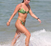 Jade Picon exibiu barriga tanquinho na praia