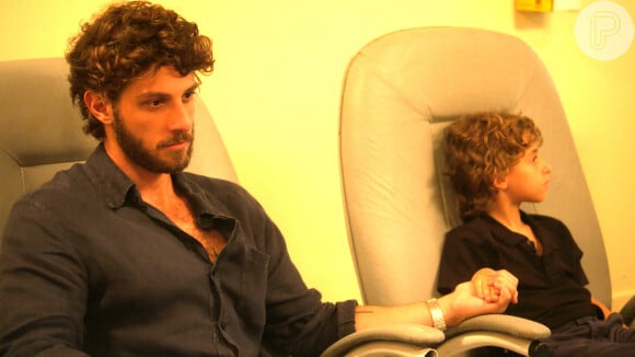 Exame mostra que Brisa (Lucy Alves) e Tonho (Vicente Alvite) não são mãe e filho, na novela 'Travessia'