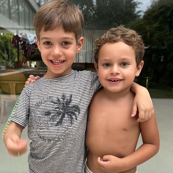 Filhos de Mariana Bridi e Thais Fersoza, Valentim e Theodoro chamaram atenção de alguns fãs que apontaram semelhança